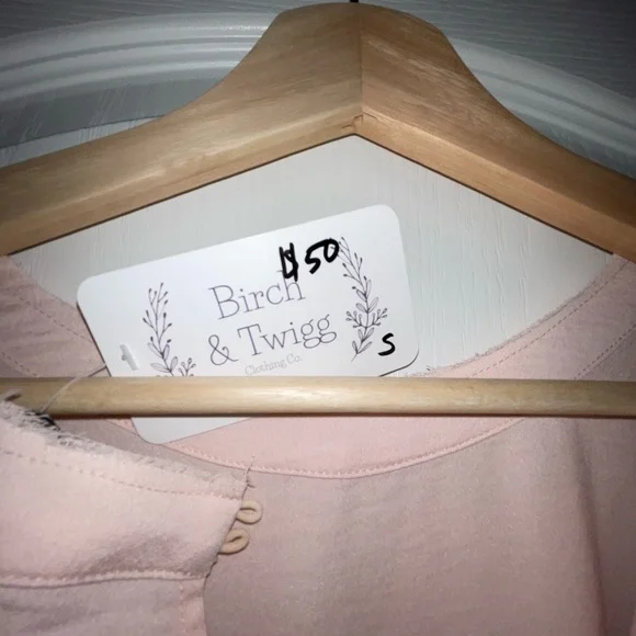 Doe & Rae Pink Ruffle Blouse Brand New - Picture 3 of 4